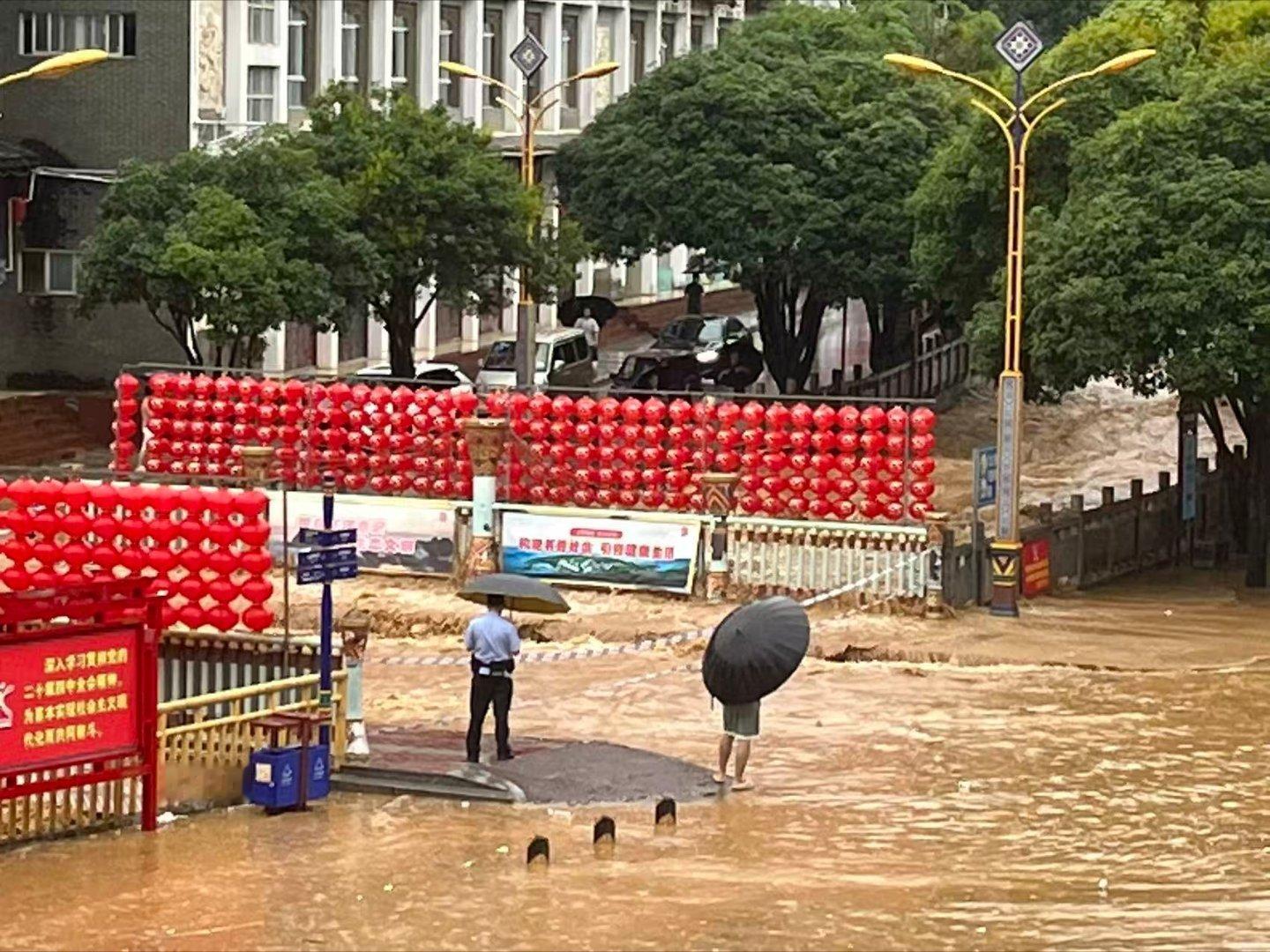 我天呢我们县都被淹成这样了还是第一次广西你别再下雨了