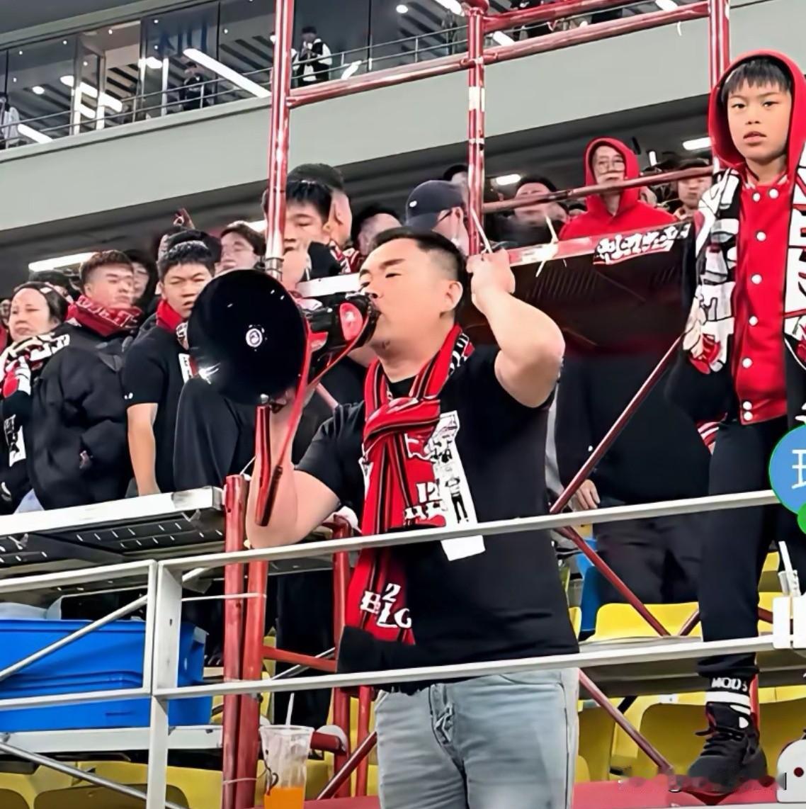 中超的球迷也输给了苏超的球迷，同样是关键的比赛，但球迷展现的风貌完全不同。