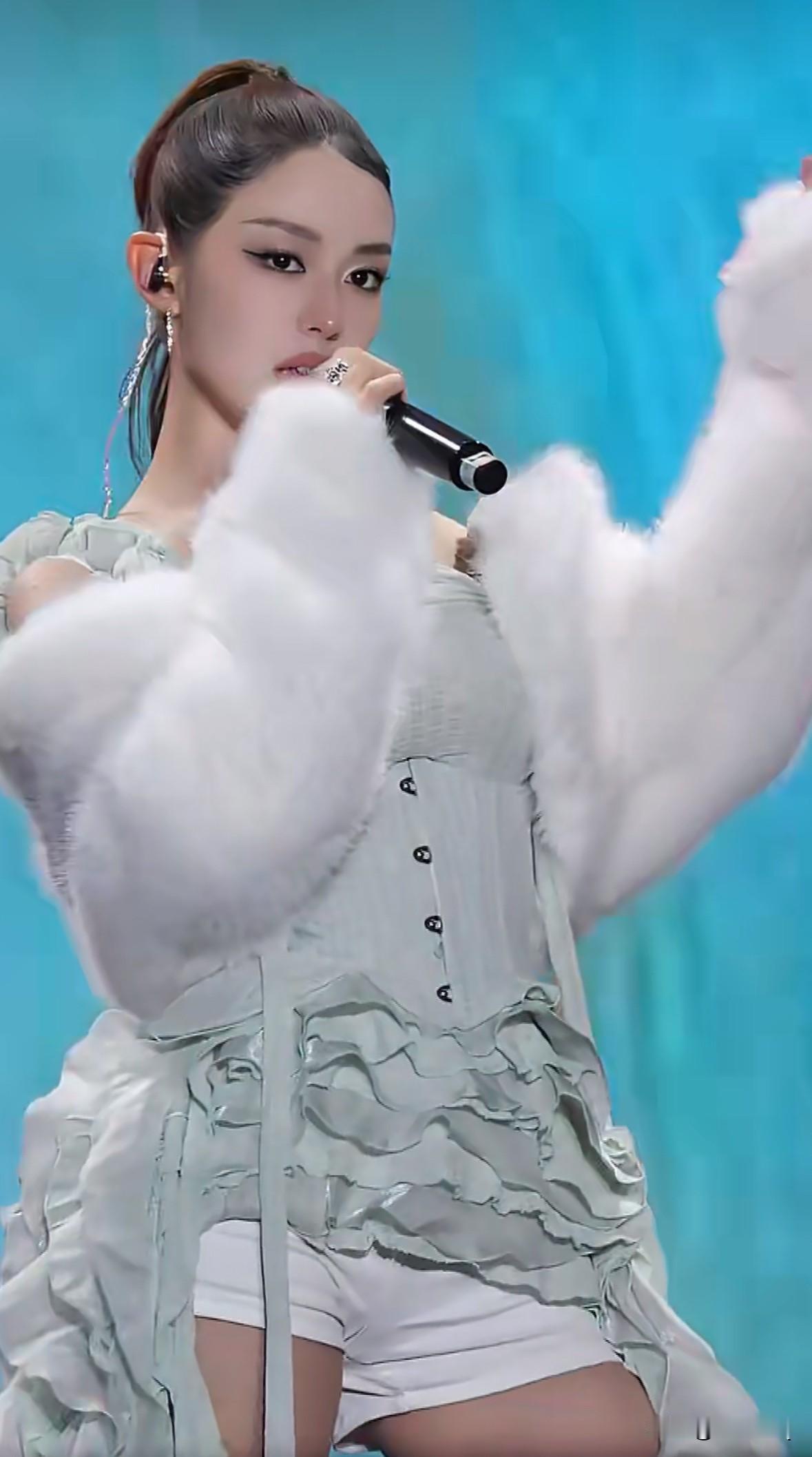 钢琴家吉娜现在完全是变了一个人，衣着性感热辣，妆容欧美化，还转行唱rap。这样的