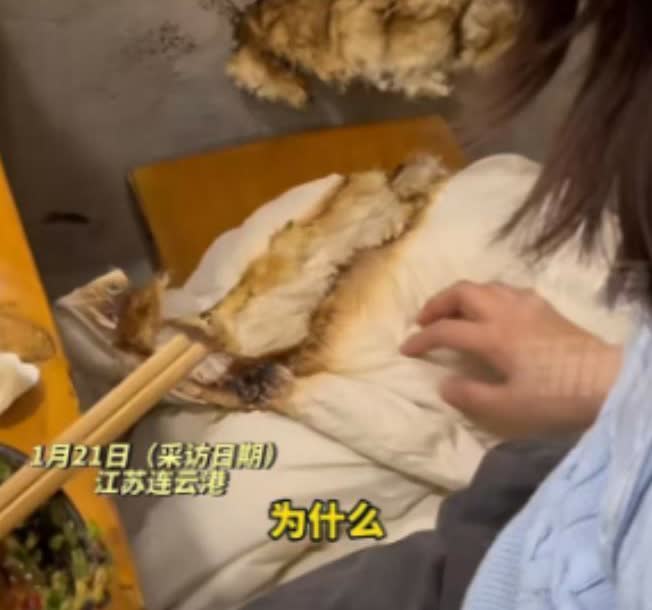 江苏连云港，一女子年终奖获得半扇羊肉后，便找餐馆加工庆祝，不料吃完饭准备离开时，