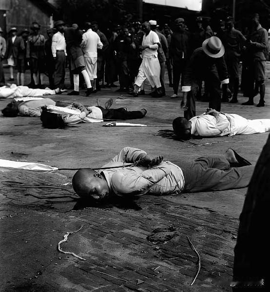 日本鬼子全面发动侵华战争之后，重庆街头集体处理了一批汉奸，这帮家伙出卖国家利益，