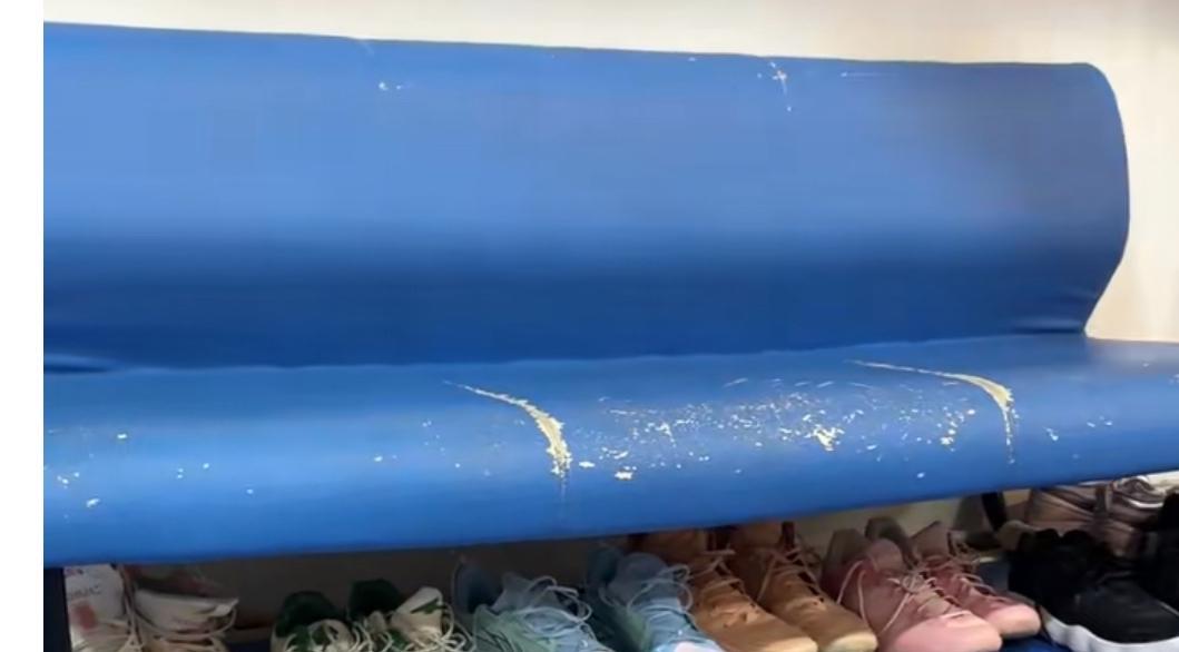 开眼界了！北京北汽男篮训练馆里常年会放着球员们训练所穿的鞋子，曾凡博的一双战靴非