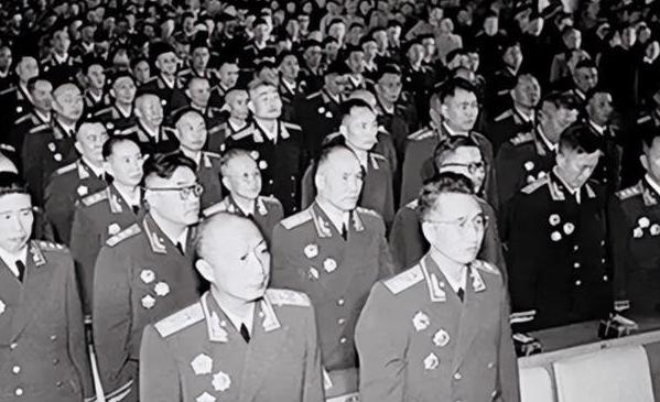 1955年，授勋前夕，叶剑英元帅检查授勋人员名单时，突然面色一沉，指着上面两个人