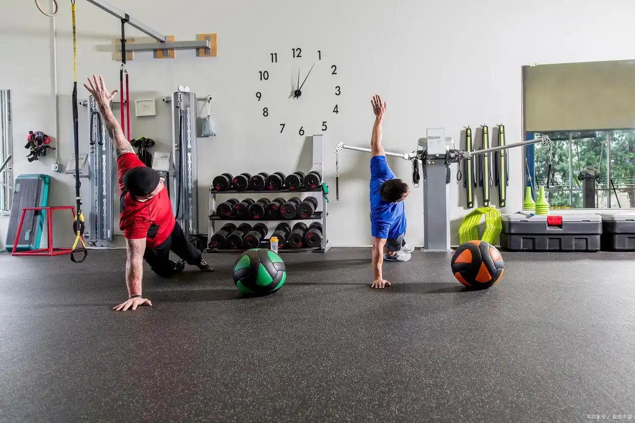 想减掉肚子上的肉，得从多方面下手。饮食上，“三分练，七分吃”是真理。每天减少50