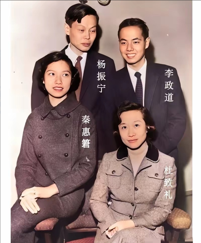 1957年，杨振宁夫妇和李政道夫妇在诺贝尔物理学奖颁奖时的合影，那时杨振宁35岁