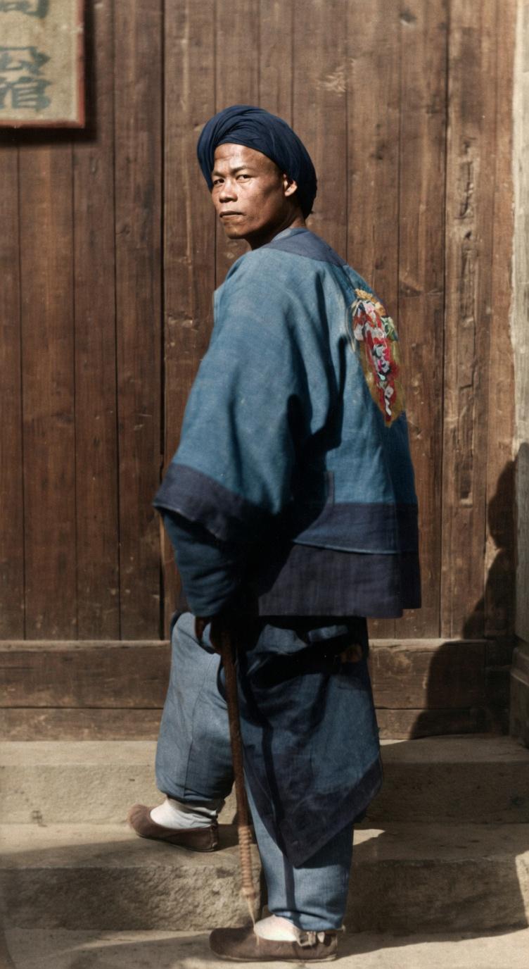 这张照片摄于晚清同治-光绪年间的上海，是一位驻守在开埠口岸的清军士兵。这位士兵