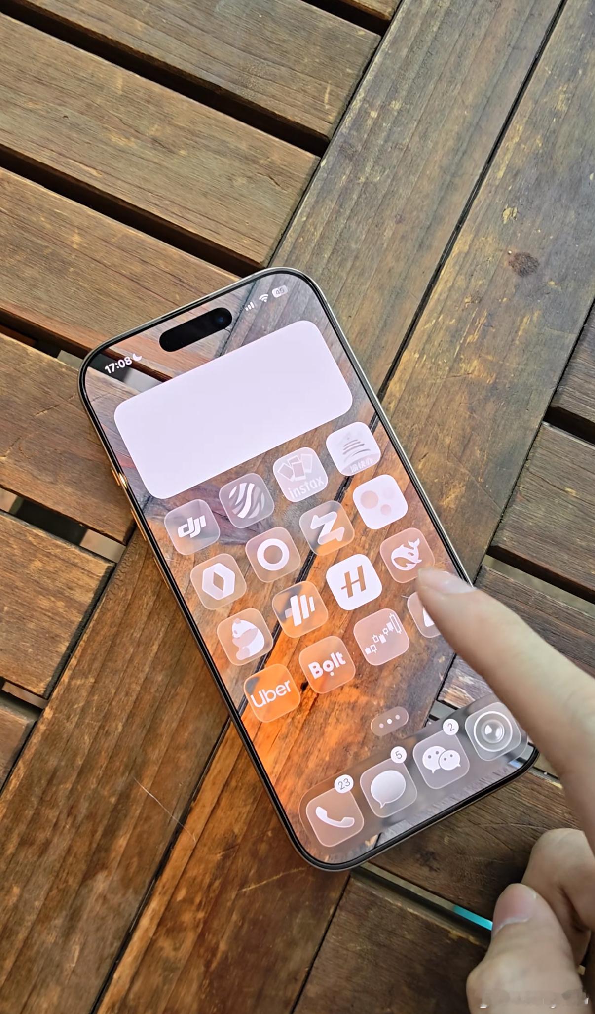 这才是iOS26液态玻璃未来的意义为了真正的全面屏现在就开始布局的果子[并不简