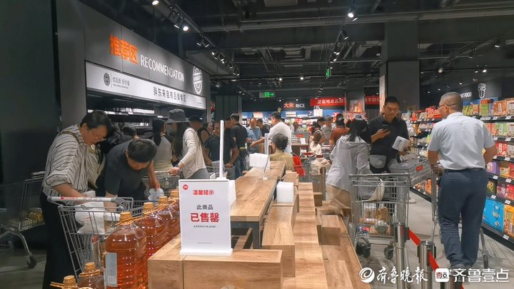 济南这家超市“胖改”后持续火爆: 多个货架商品被抢购一空
