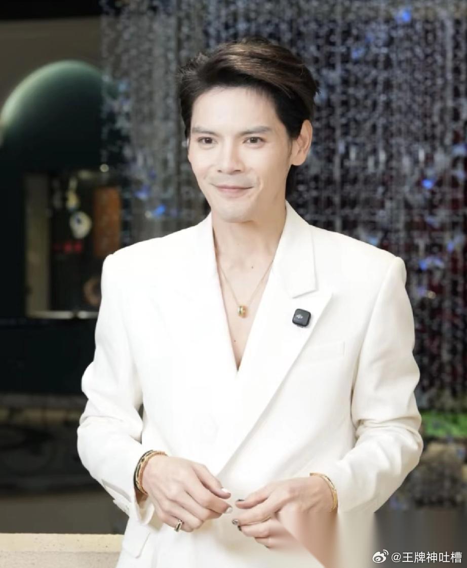 主持人问向佐：“你小时候很胖，4岁就有100斤，爸妈只给你钱，没管你让你这么胖？