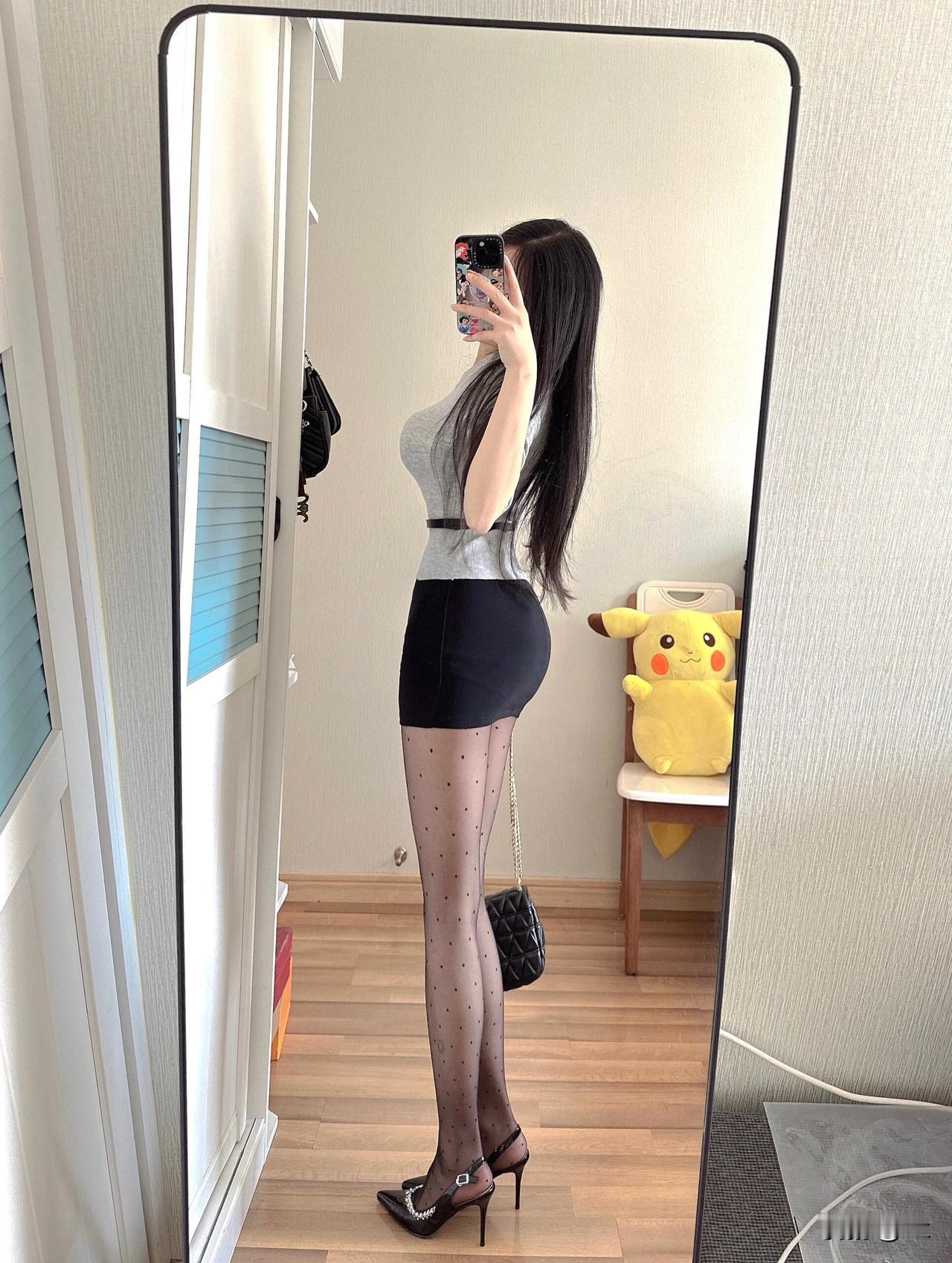 纯欲轻熟风！灰上衣+波点黑丝，镜面自拍绝了🤍救命！镜面自拍穿这套直接被夸“比