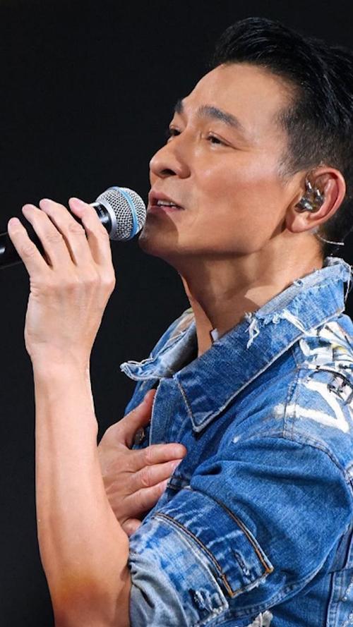 唱歌比不过张学友，演戏拼不过梁朝伟，刘德华凭什么红满40年？有人说他唱歌不如张学友，演戏不如梁朝伟。