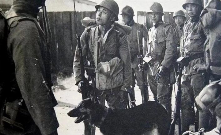 1938年，两个女八路被包围，情急时刻只好躺在地上装死，然而，她们刚起身，鬼子突