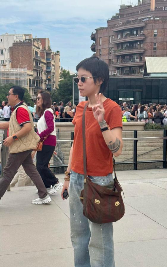 西班牙偶遇窦靖童，摆pose拍照很可爱，本人高高瘦瘦的，打扮复古潮流，气质越来越