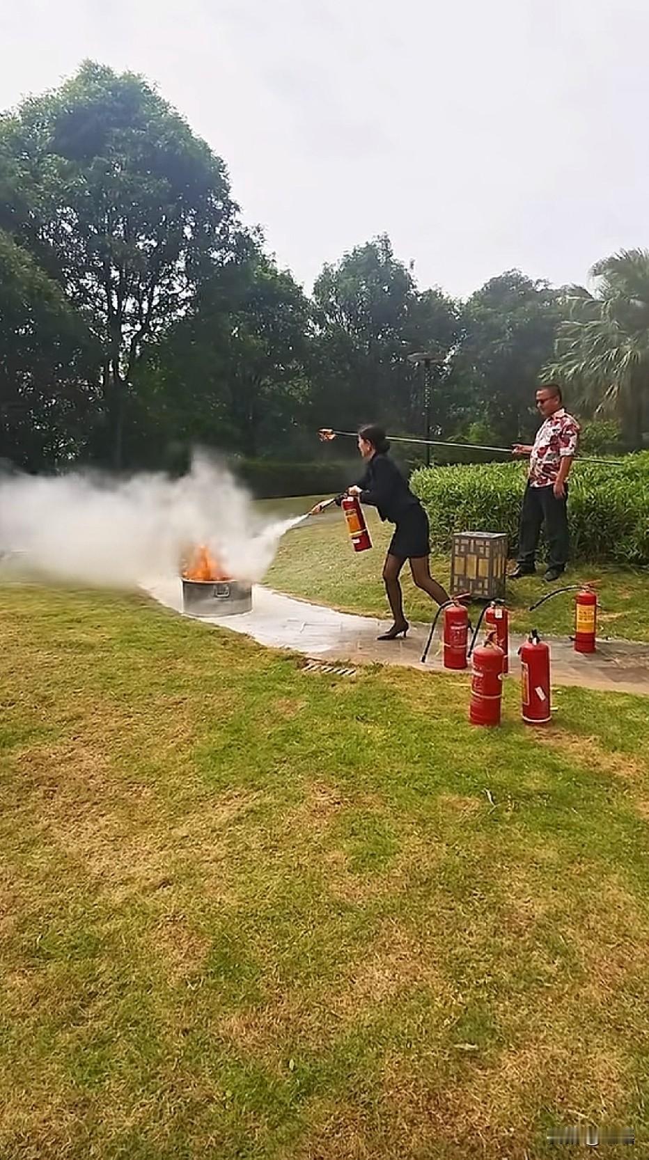 这女的绝对项目经理，管家一般不穿高跟鞋