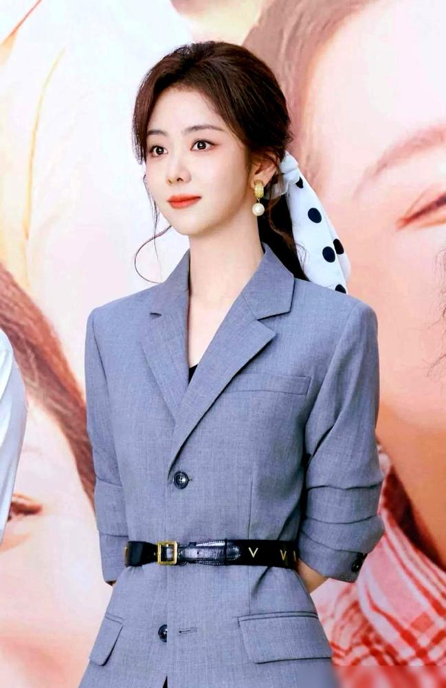 别再吹谭松韵的穿搭了，搞得跟什么独家秘笈似的。拉出来看看，鞠婧祎、沈月、王