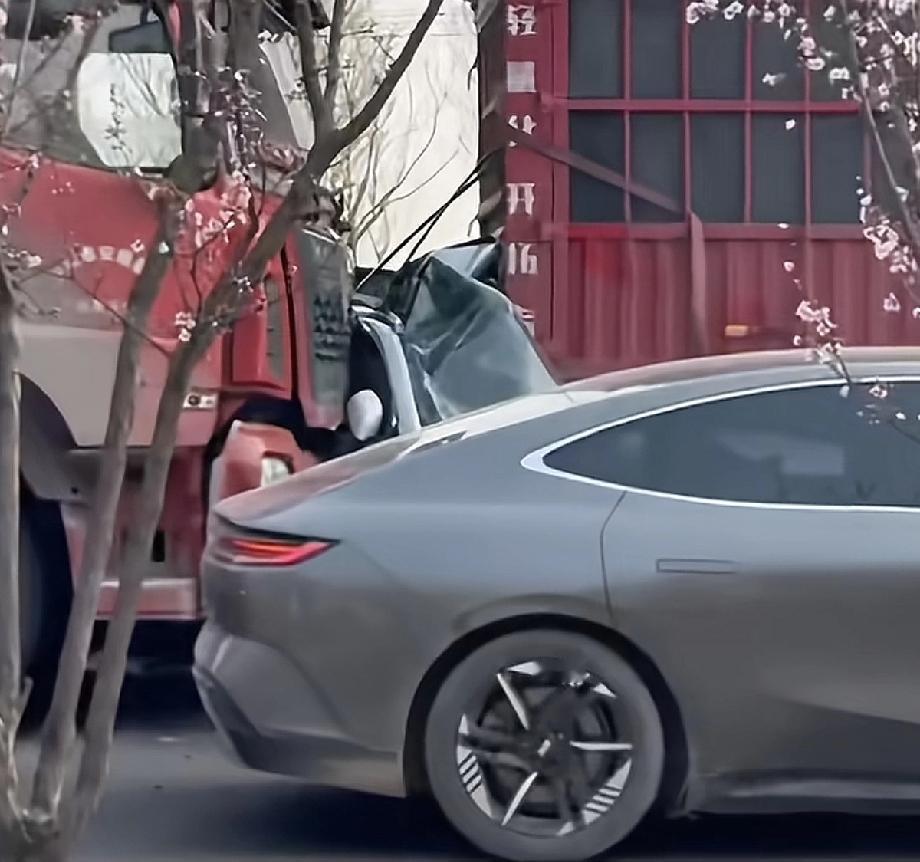 命大也不过如此了！被大货车追尾怼上前面的大货车，车都变形了，人看着状态还不错