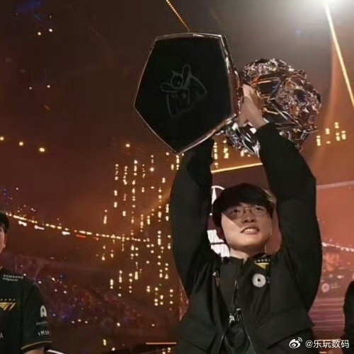 我去，本来今年没关注英雄联盟世界赛，刚一看热搜T1三连冠，不是吧，Faker，