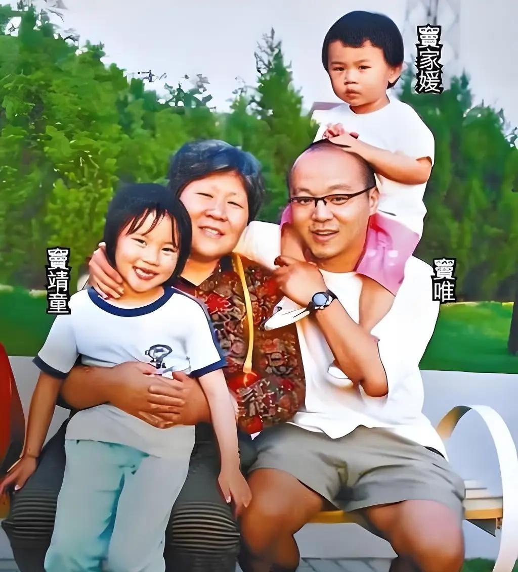 一声“爸”让直播间弹幕炸了。窦靖童站在李亚鹏边上，没化妆，卫衣垮垮的。就两个