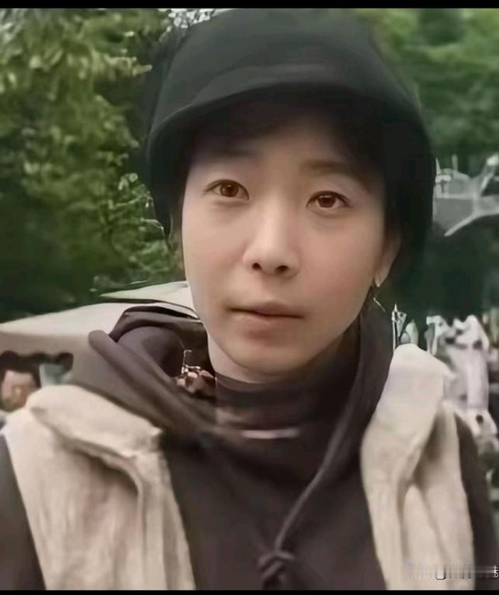 毁坏和平小屋的，就是这位贾女士。据说，她能量挺大的。别看她年纪不是很大，连街道