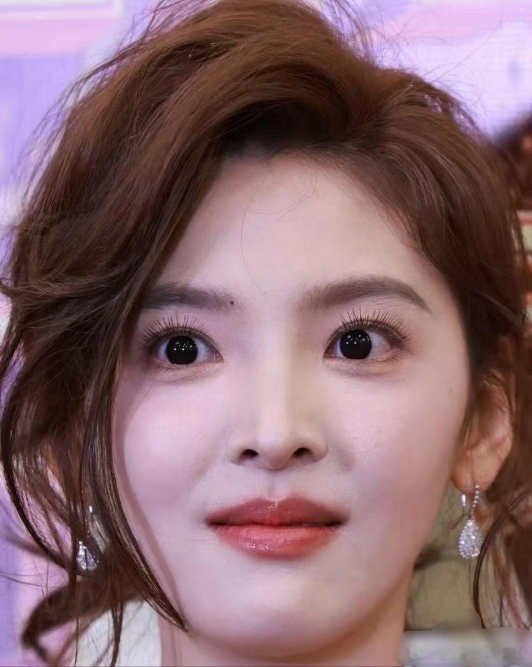 这才是现实里看到的章若楠。生图怼脸，好漂亮