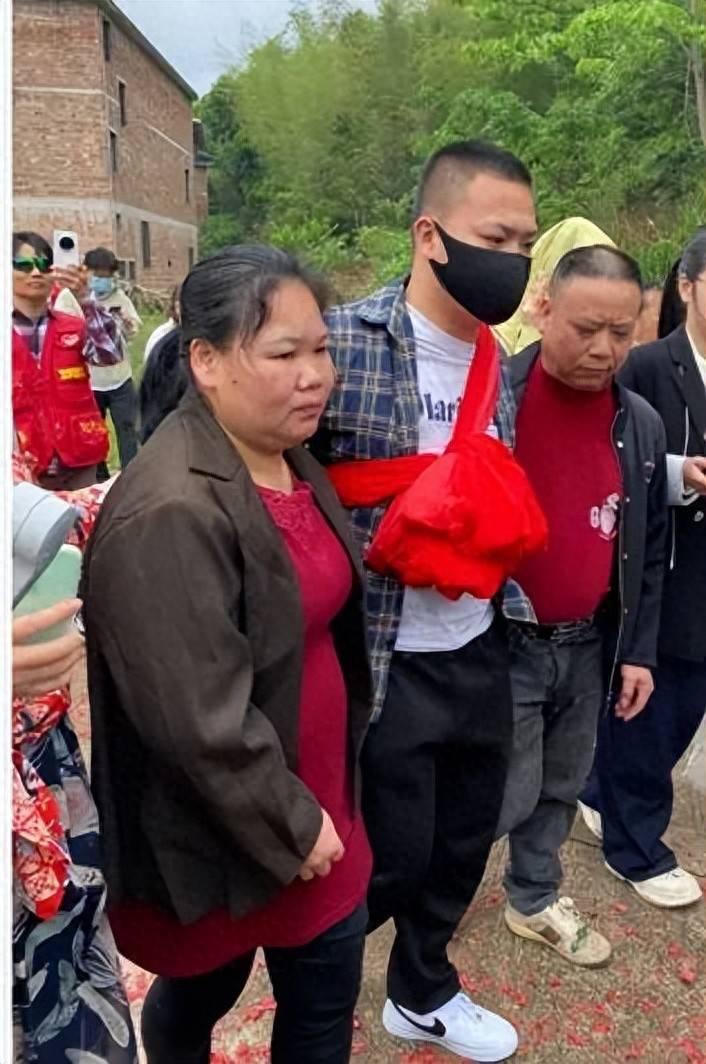 8月5号晚上，有媒体采访了“梅姨”案里另一个被拐的孩子钟彬，他告诉记者，一个憋了