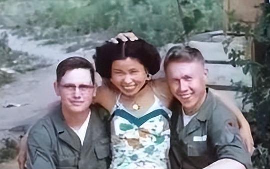 1952年，朝鲜战争还未停火，一名南朝鲜女子送走两名美军士兵，转头走进屋子。站在