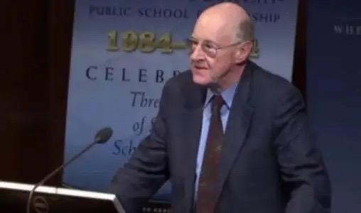 美国专家严厉发问：“究竟要用什么办法，才能击败中国？”而哈佛大学教授查普曼的答案