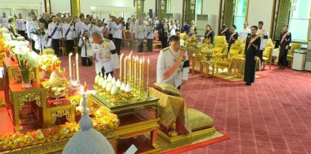 6月26日帕公主二七功德仪式上，泰王为帕公主祈福，在场的成员都站着，贵妃娘娘却跪
