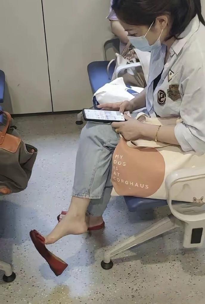 我发现了一个很有意思的现象，不知道大家留意过没有？不管是在候车室、办公室还是咖