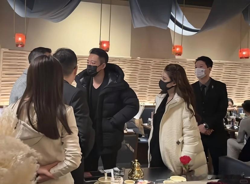 马筱梅跟着老公去石家庄工作，两个人都带了口罩，马筱梅的肚子看起来快要生了，老公走