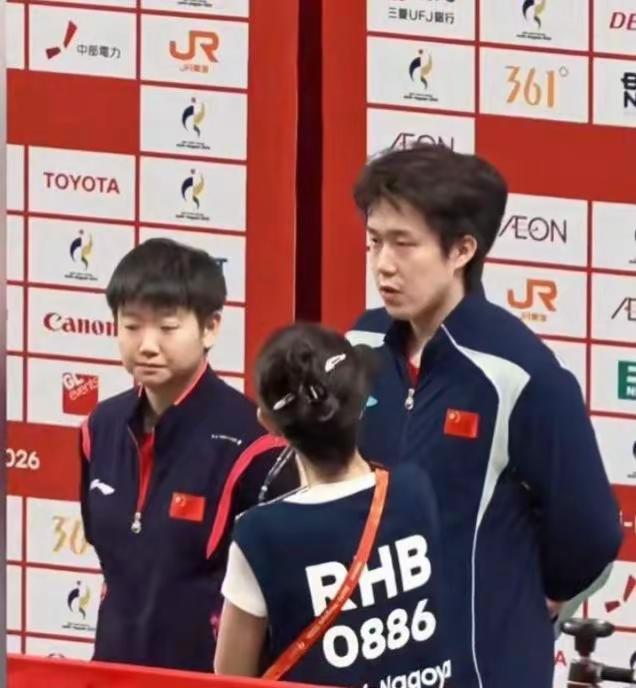 孙颖莎和王楚钦赛后采访，莎莎下意识的一句回应，无意间透露出她的心酸，还好王楚钦打