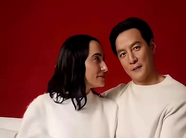 吴彦祖两口子同框，网友愣是看出了“双胞胎”的错觉。镜头扫过去，两人眼角的纹路、笑起来咧嘴的弧度，甚至