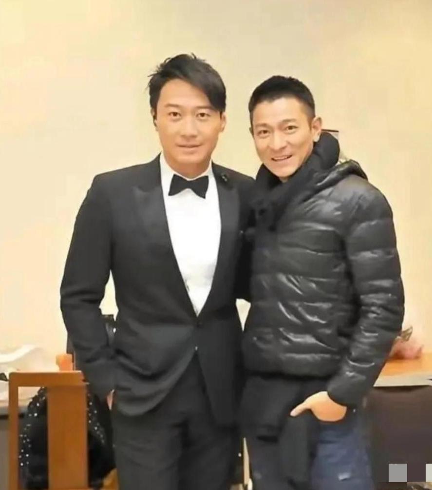 明明刘德华比黎明大五岁，可看上去居然比黎明更年轻更阳光，看来年轻时越帅的花期越短