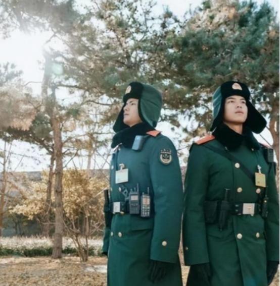 为什么各国军队采用棉服保暖而不是羽绒服，你知道原因吗？寒风一刮，普通人第一反