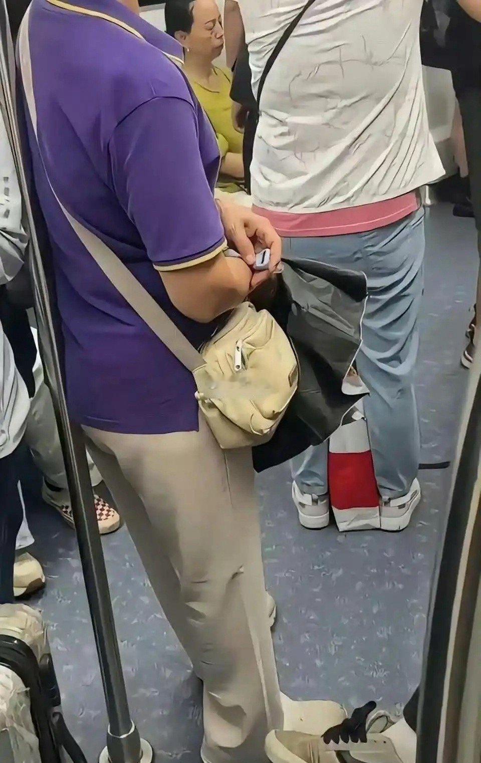 在地铁上遇到的，阿姨拿个小东西，一直在那里按按，这是什么东西啊