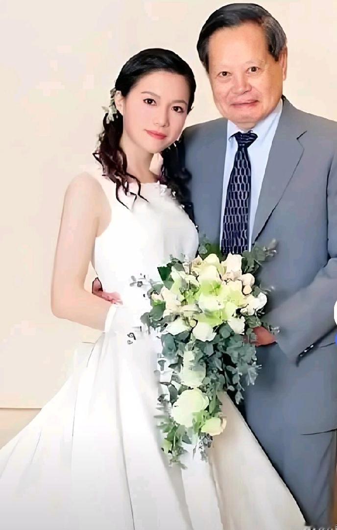 2004年世界著名物理学家杨振宁和翁帆喜结连理。这是当年拍摄的新婚照片。