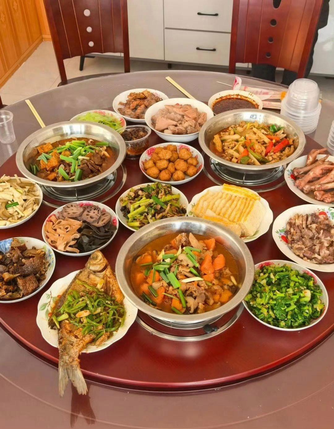 左边城里人聚餐，右边村里人聚餐，你更喜欢哪一种？