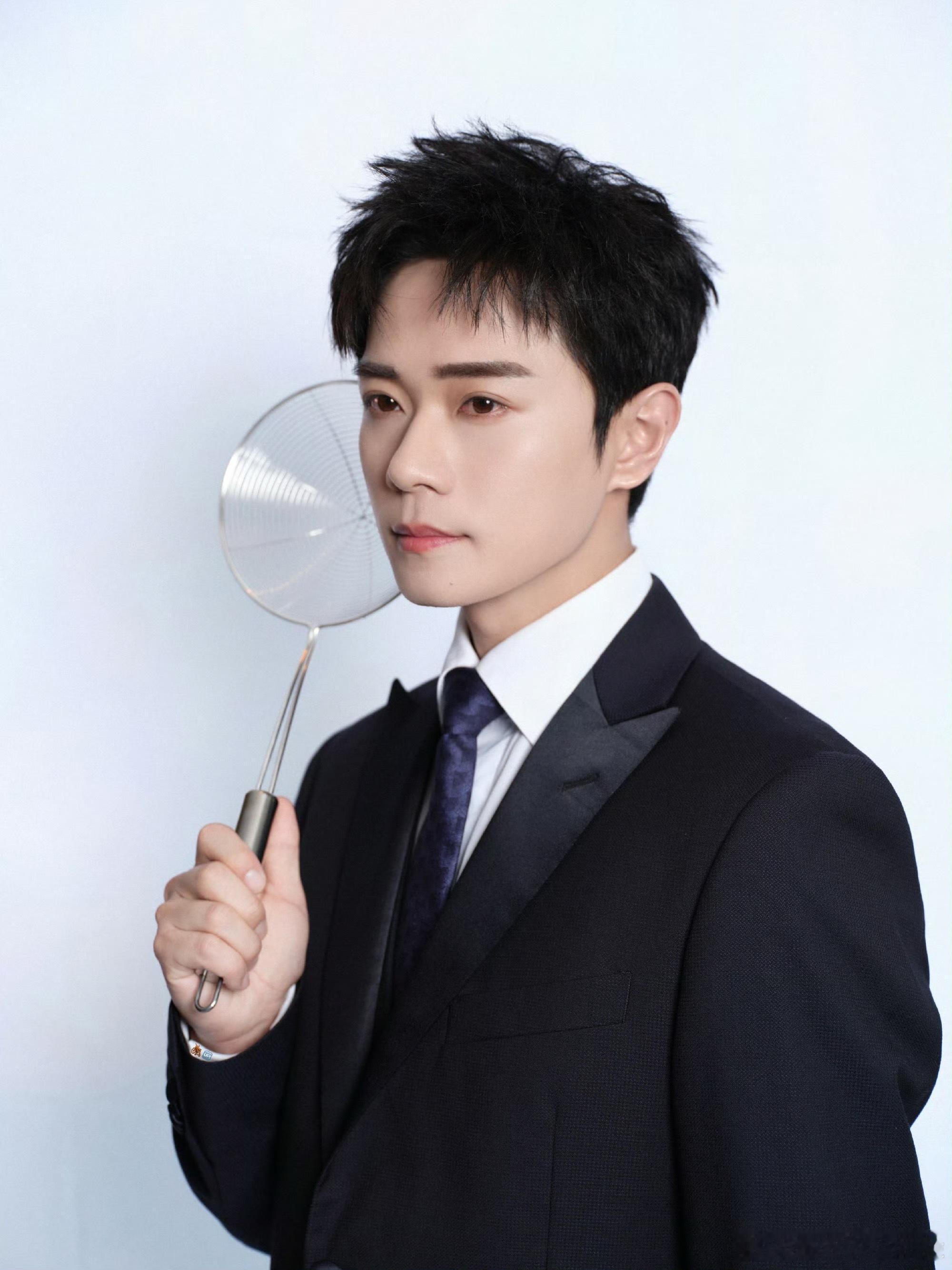 曹骏的西装帅的