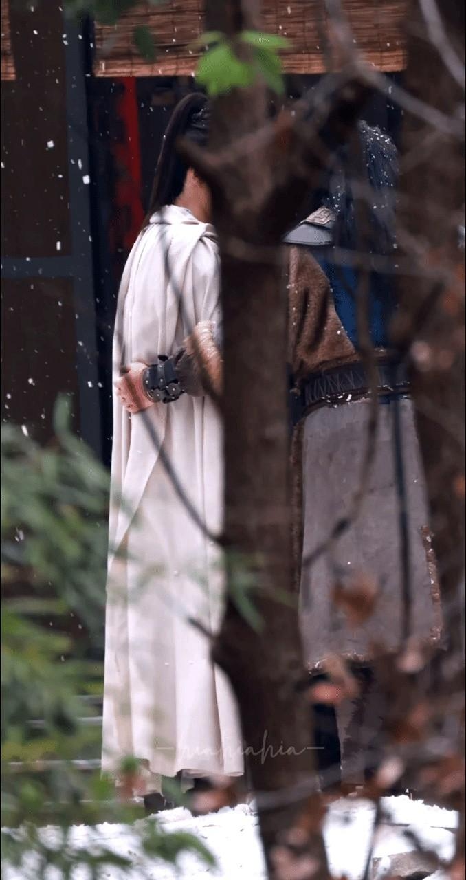 片场互动暖心，谁不爱这样的明星？最近龚俊片场一个花絮火了。他在拍一部古装剧，剧