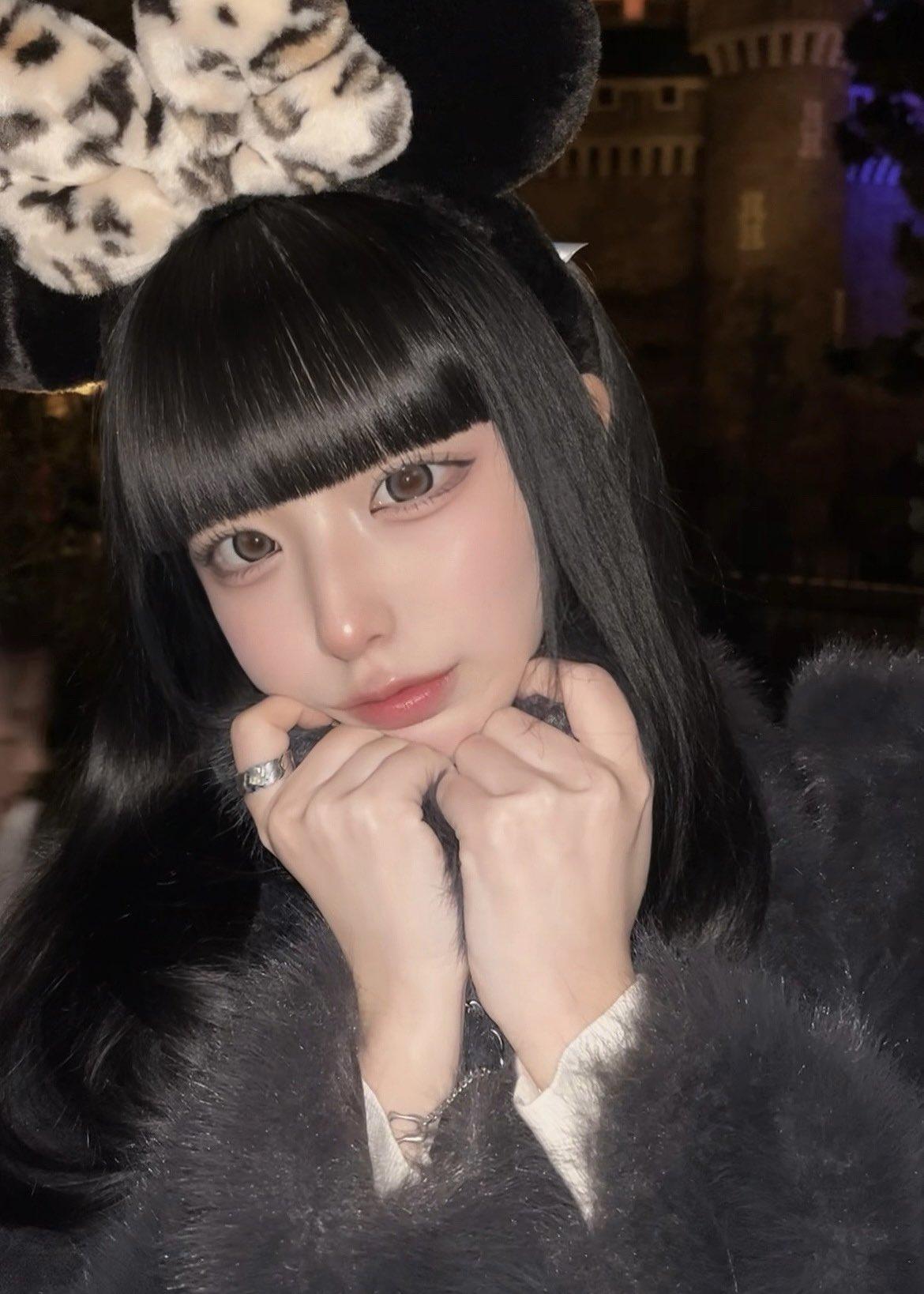 夜幕笼罩，黑发如瀑。