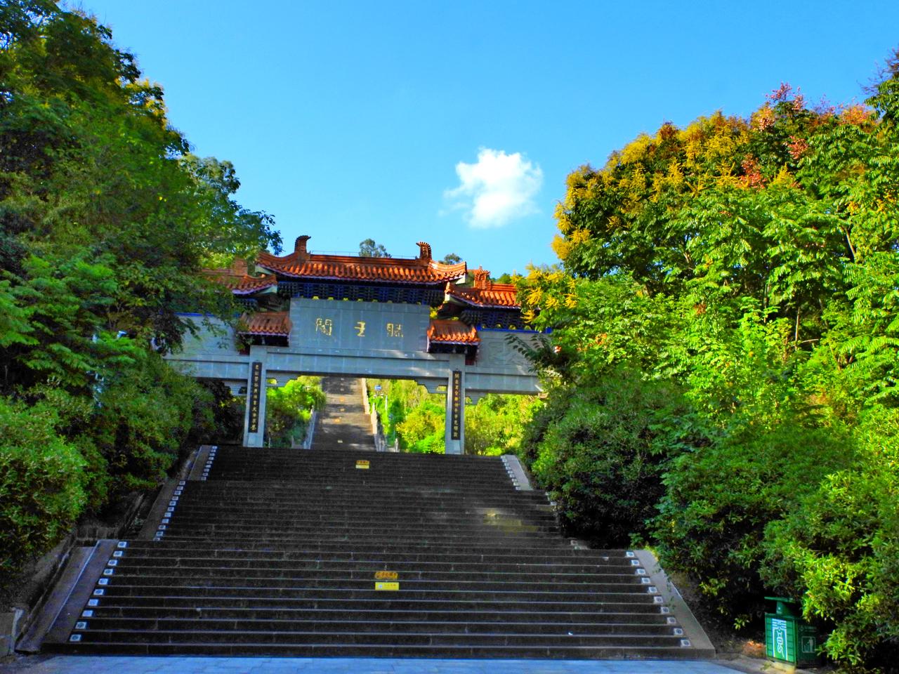 在阆中看到了滕王阁景区的标牌，从小知道的只有南昌的滕王阁，怎么这里又冒出来一个滕