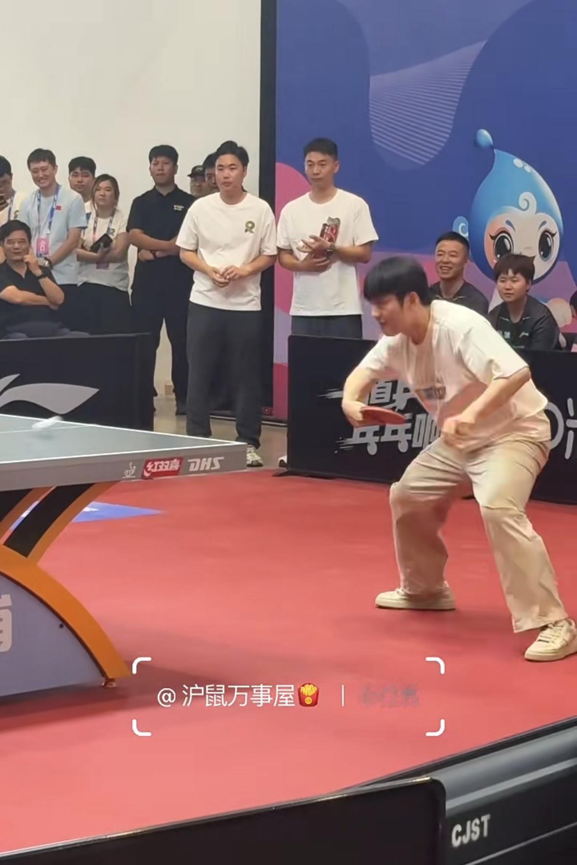 近距离围观樊振东打球，他是怎么这么搞笑的，一点不紧张，不局促！东哥打的很稳，像