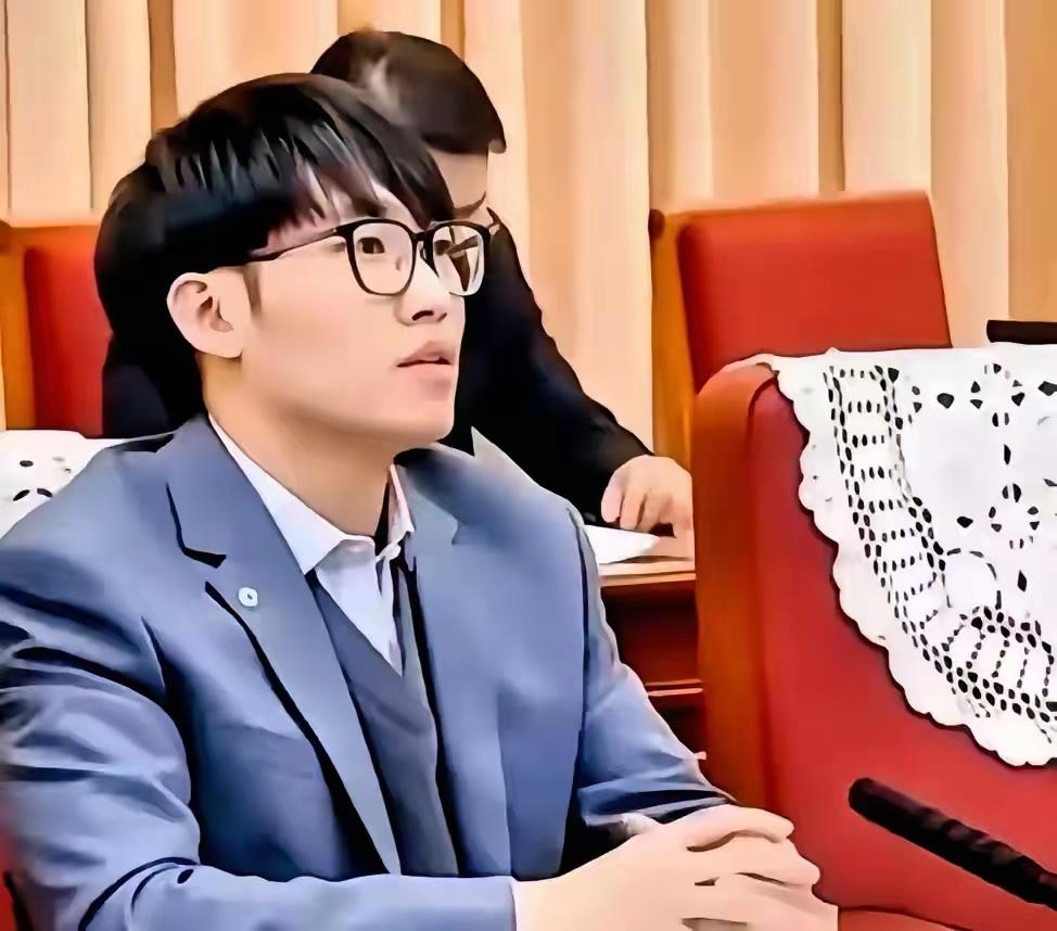 “抓住梁文锋，还我血汗钱”！满屏都在喊“抓住梁文锋，还我血汗钱！”这话听着太扎心