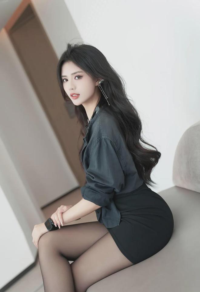 笑话：苏二在床上逗儿子玩：“妈妈要是和你奶奶吵架了，你帮谁呀？”，儿子：“你