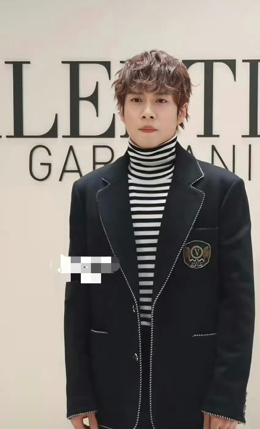 韩东君这造型真是一言难尽这蓬松的卷发，这精致的妆容……记得他以前明明走健身硬