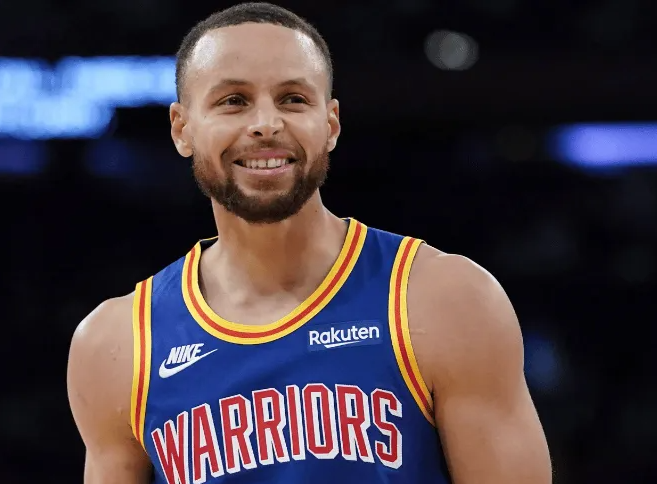 明日，勇士对阵森林狼的比赛即将开始。赛前，勇士记者更新社媒：“斯蒂芬-库里、丹