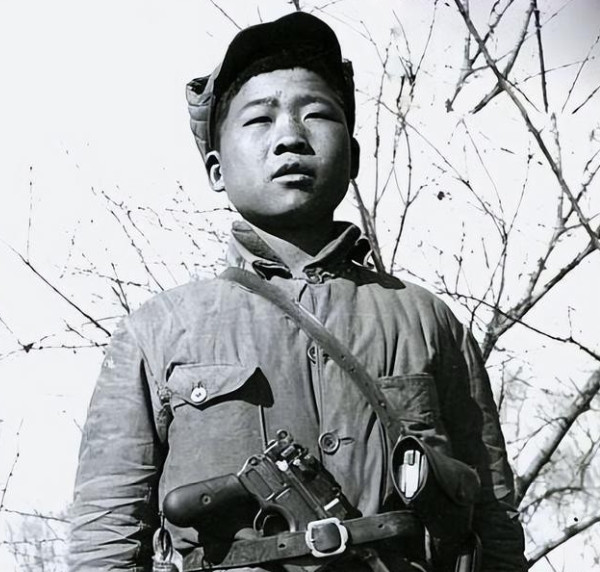 1942年，16岁的八路军小战士宋双来，在送信回去途中，遭遇了日伪军的骑兵，情急