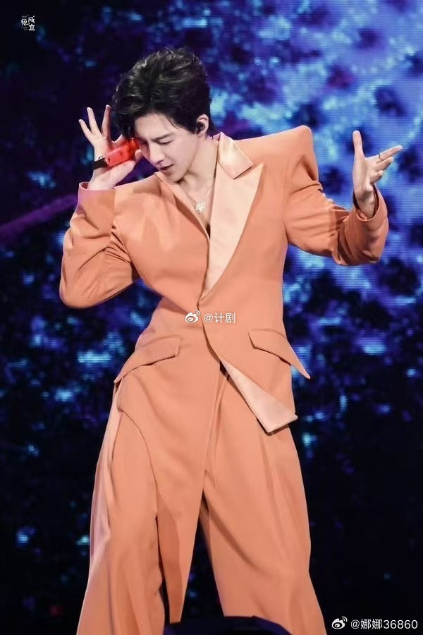 只知道刘宇宁身材很曼妙他扭腰那个瞬间我直接愣住，好身材加会摇摆就是王炸，现场氛