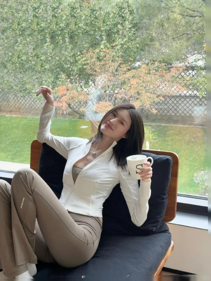 超模就是超模！何穗产后近照状态和身材也太好了吧！