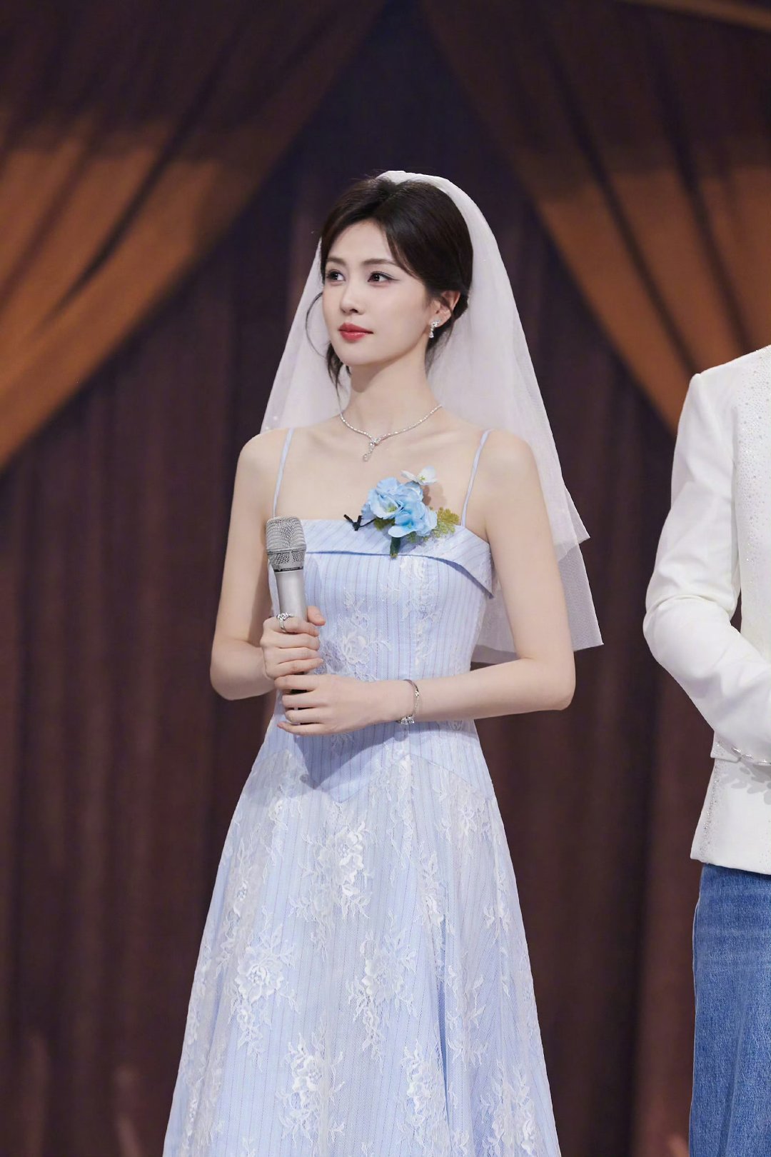 福昌县主探《你好星期六》！白鹿高定裙+热舞，综艺感拉满白鹿你好星期六今晚见你好星